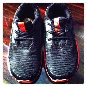 Toddler Black and Red PUMAS